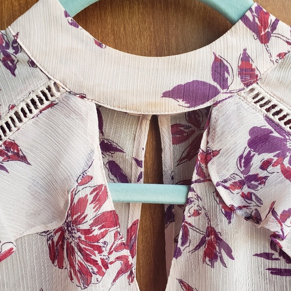 Express Sheer Ruffle Keyhole Blouse - Picture 4 of 4